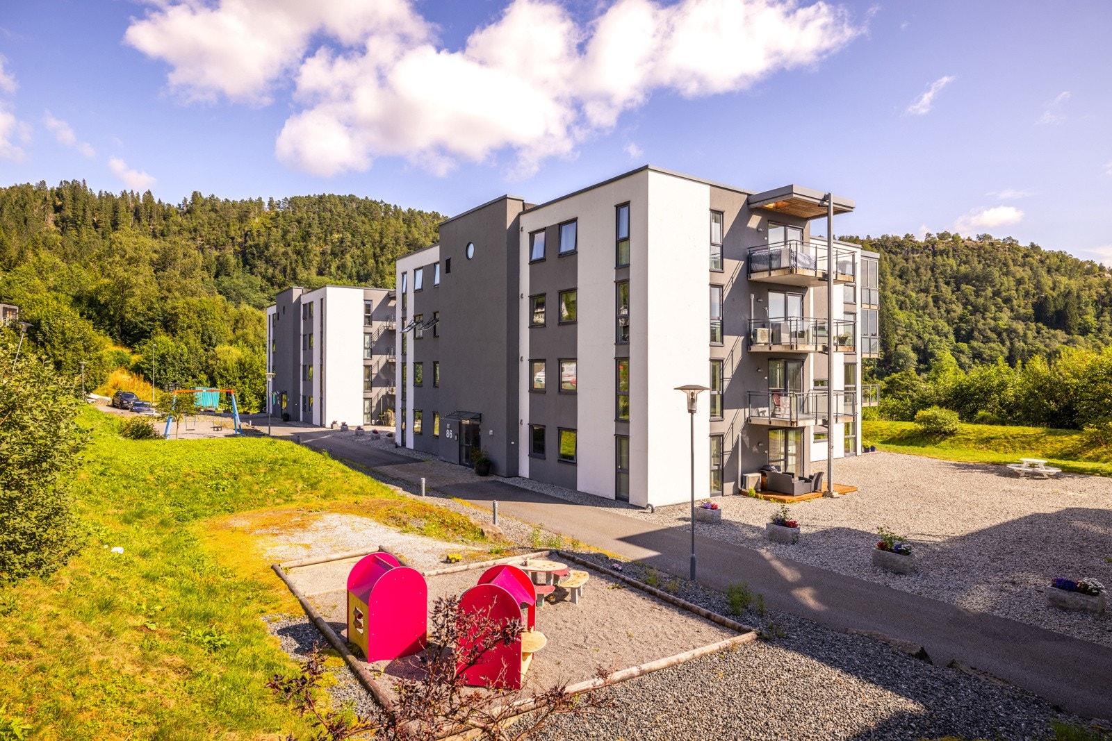 - Skjermet uteområde med gode solforhold og hyggelige grøntarealer for både store og små - Galleribilde