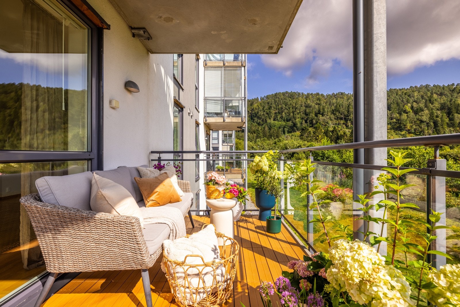 - Altan er sørvendt og nyter gode solforhold med sol fra tidlig morgen til rundt 20 midtsommers - Galleribilde