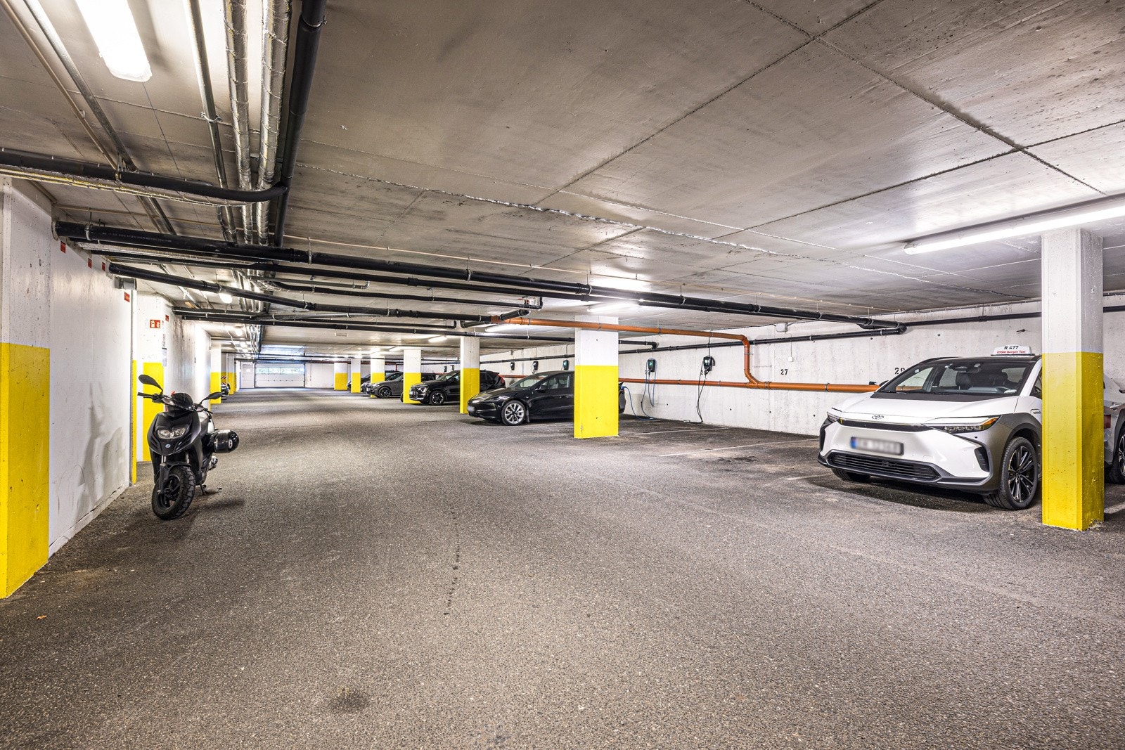 - Garasjeplass med elbillader - Galleribilde