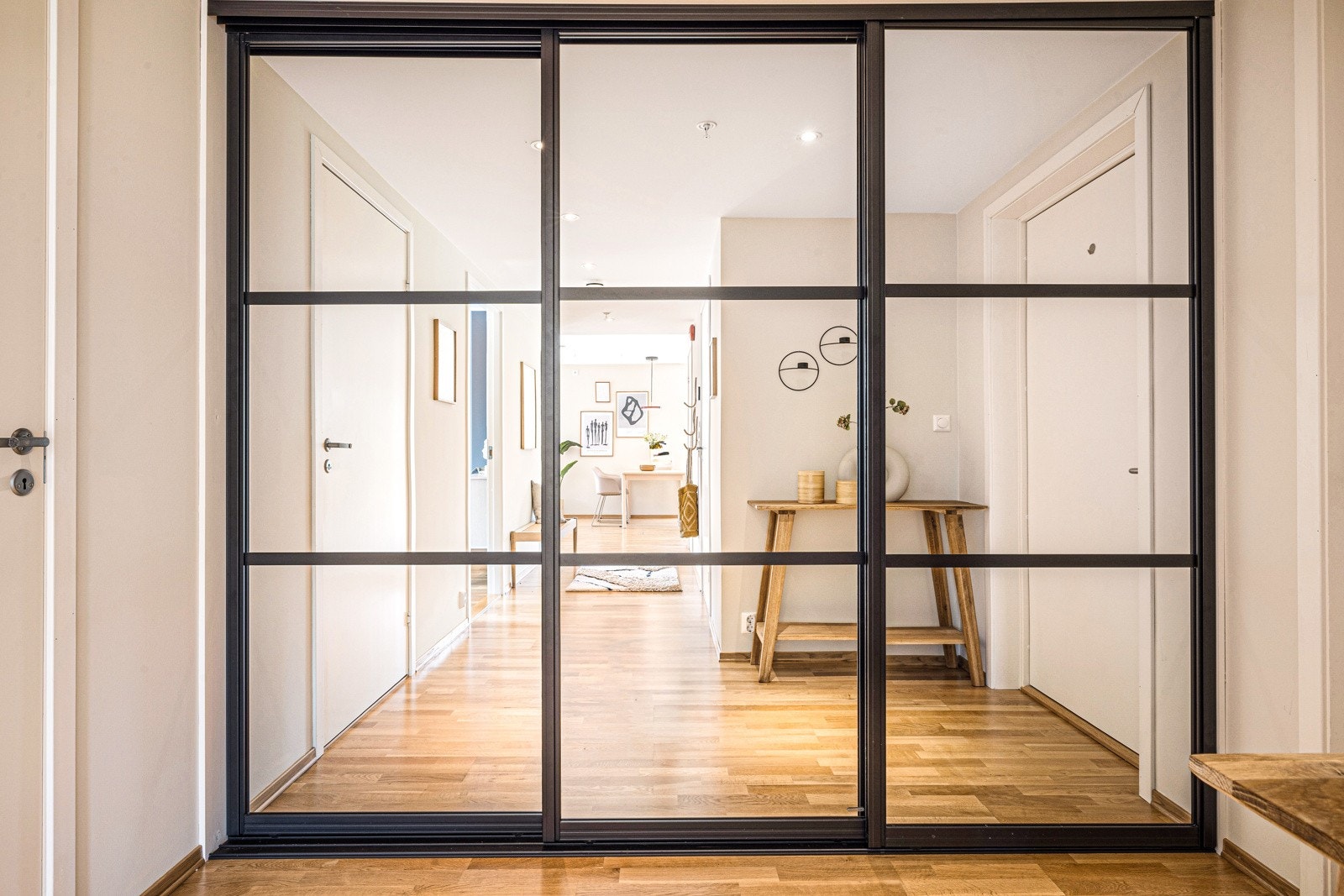 - Tresporsskinner muliggjør åpning av 2 av 3 dører samtidig. - Galleribilde