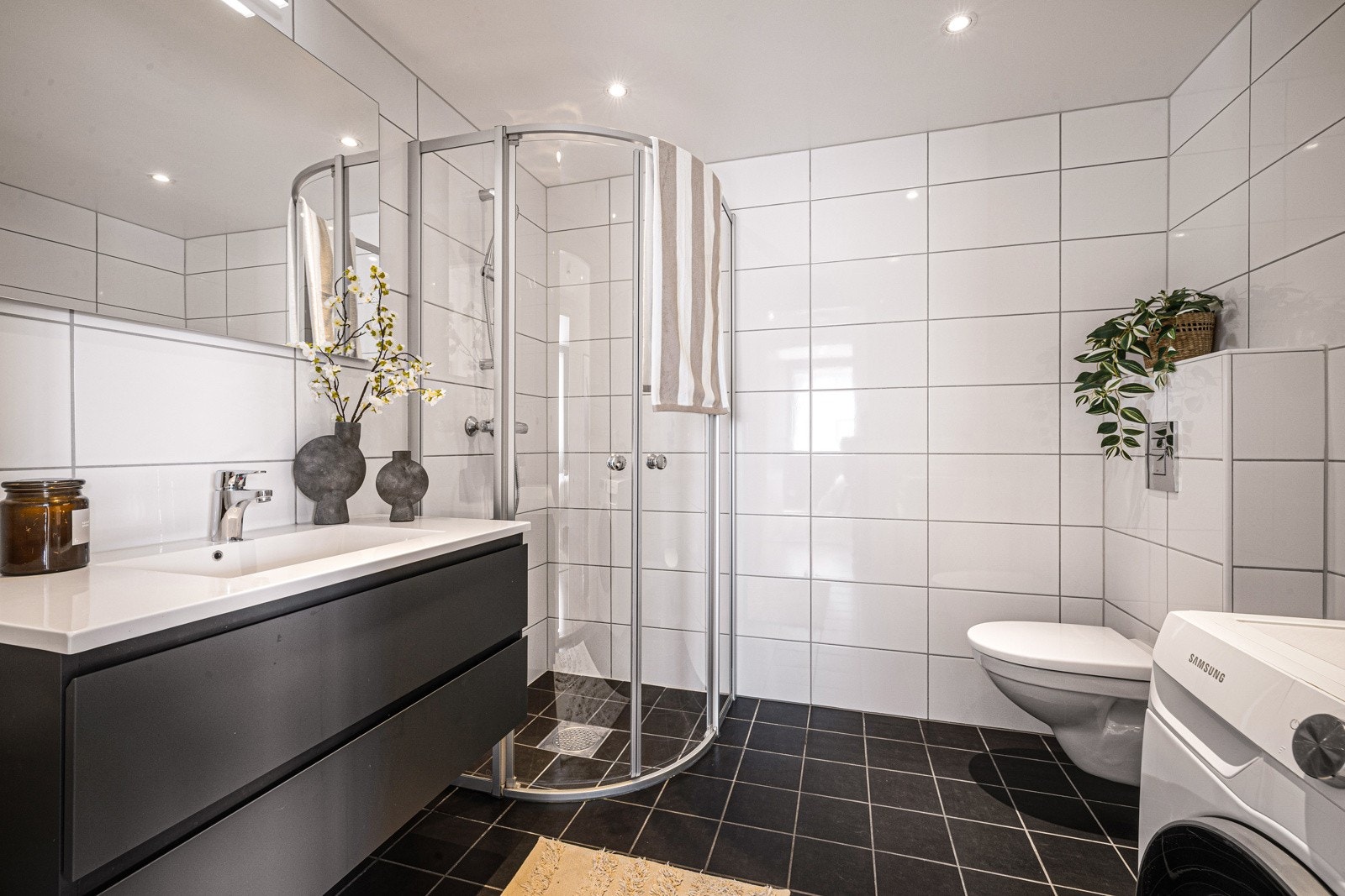 - Flislagt bad med varmekabler, vegghengt toalett og dusjløsning med glassdører - Galleribilde