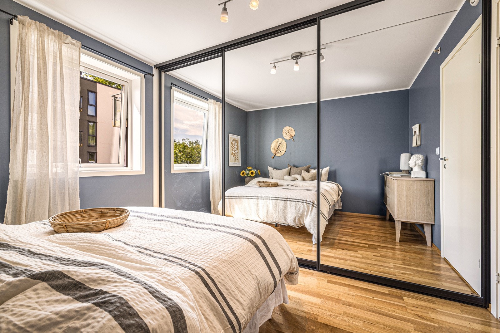 - Lyst og behagelig soverom med skyvedørsgarderobe fra Langlo - Galleribilde