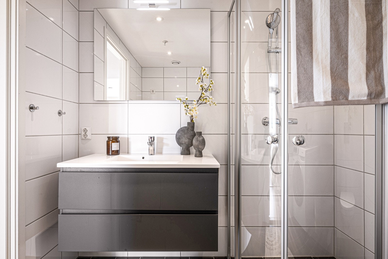 - Helstøpt servant med skuffeløsning og opplegg for vaskemaskin - funksjonelt og stilrent. - Galleribilde