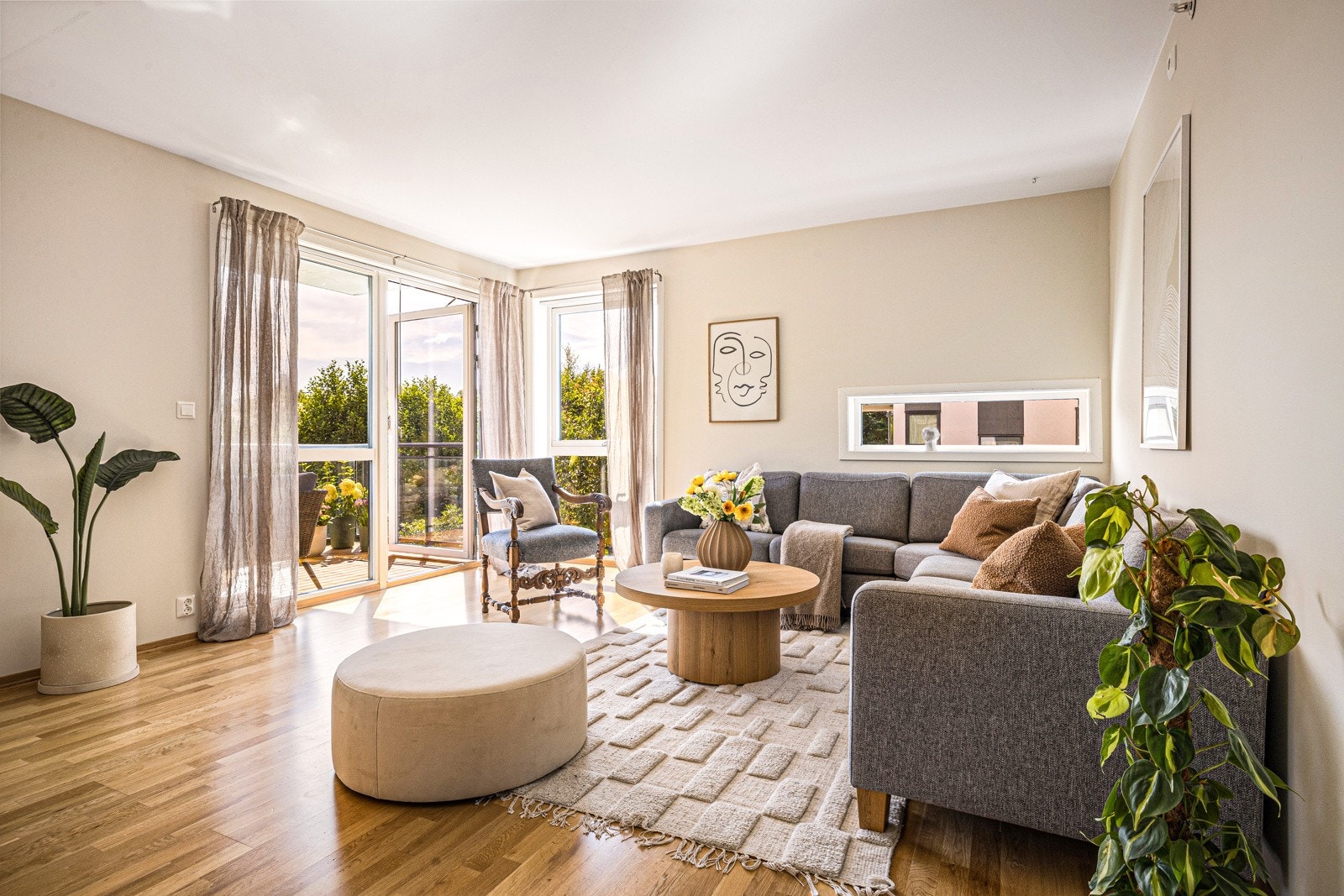 - Lys og luftig stue med store vindusflater som slipper inn rikelig med dagslys - Galleribilde