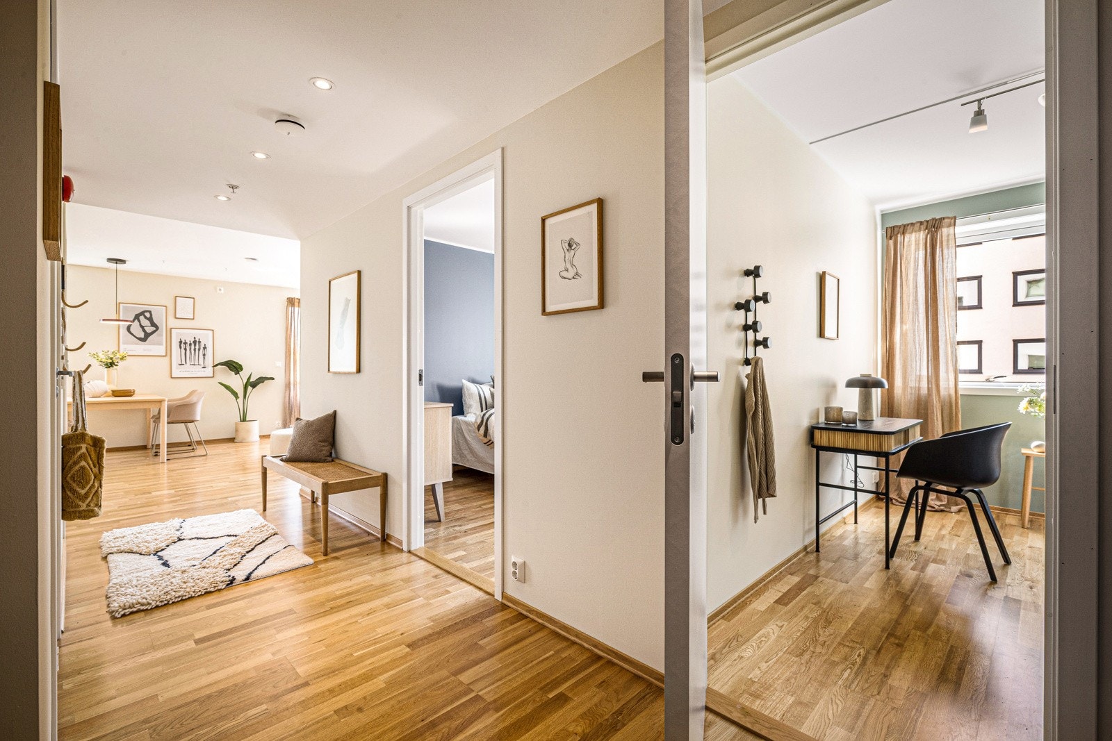 - Fra gangen har du fin oversikt mot både spiseplassen og leilighetens to soverom - Galleribilde