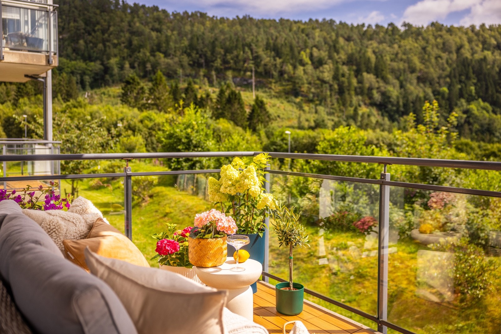 - Altanen er romslig og har god plass til liggestol og sittegruppe - Galleribilde