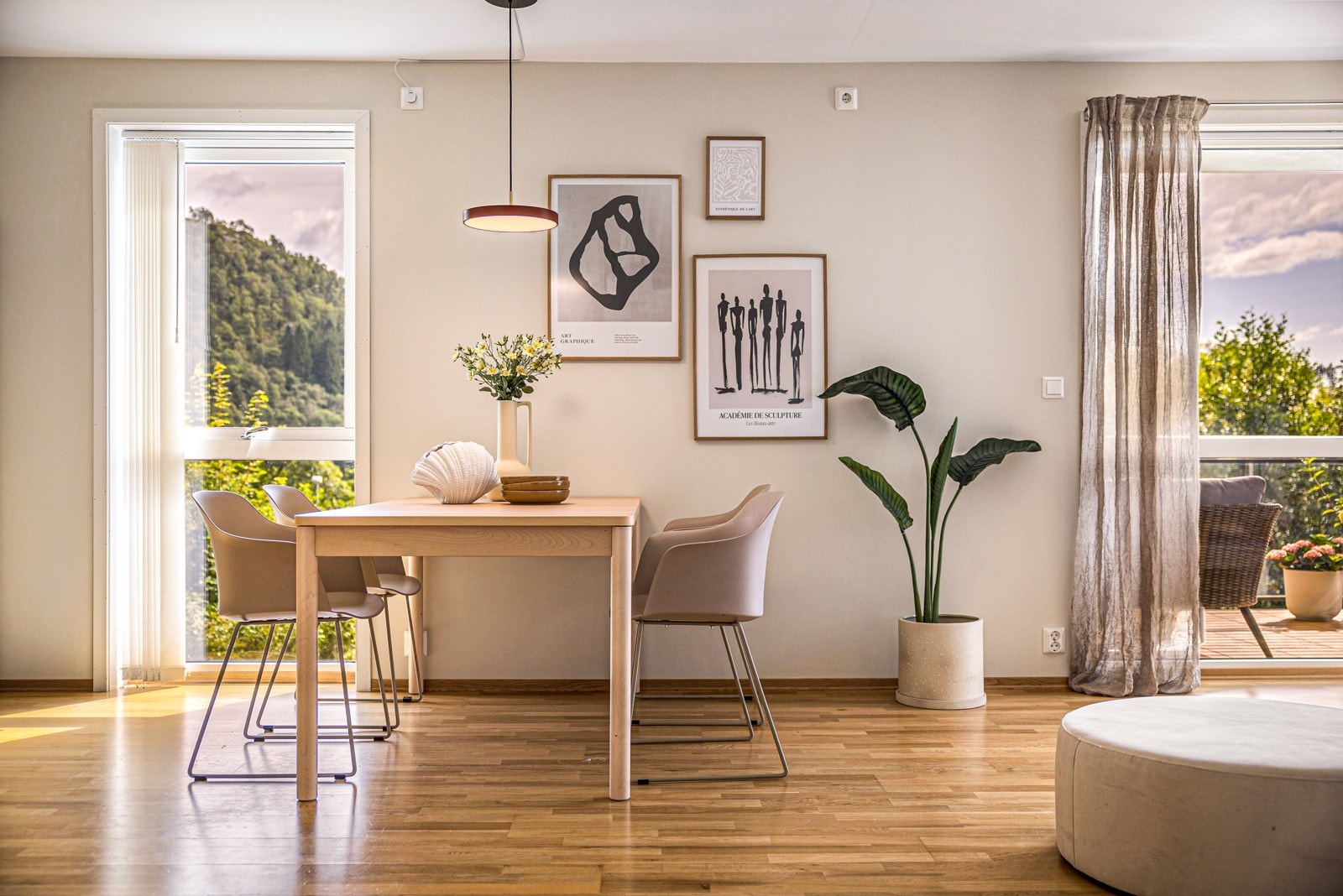 - Spiseplassen ligger naturlig tilknyttet stuen - perfekt for både hverdag og gjester - Galleribilde