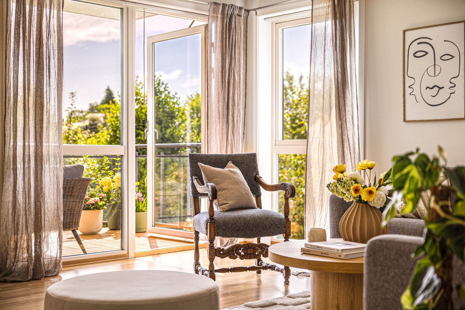 - Gjennomgående lys og fine detaljer gir stuen et harmonisk og stilrent preg - Galleribilde