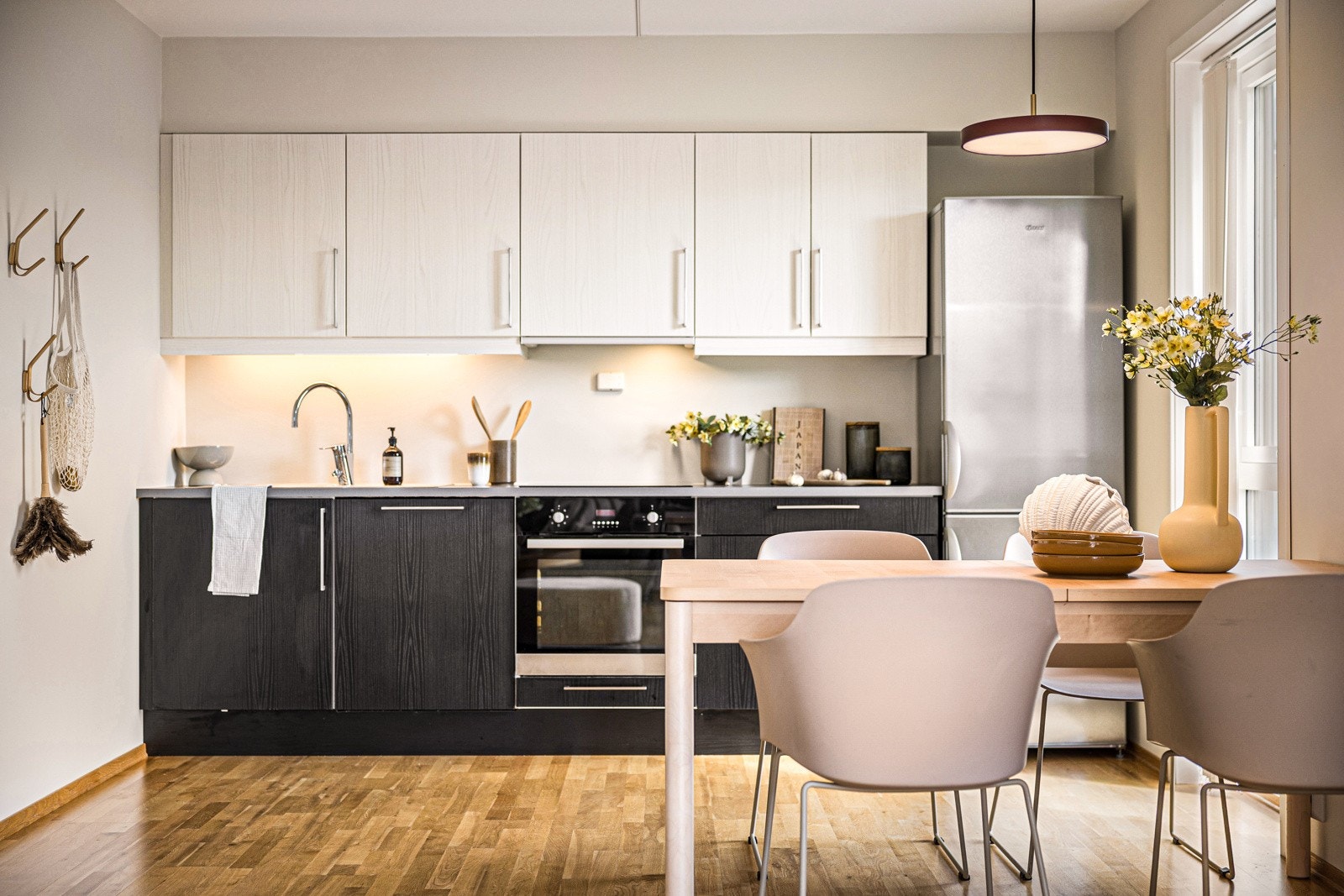 - Praktisk kjøkkenløsning med integrerte hvitevarer og god arbeidsflate - Galleribilde