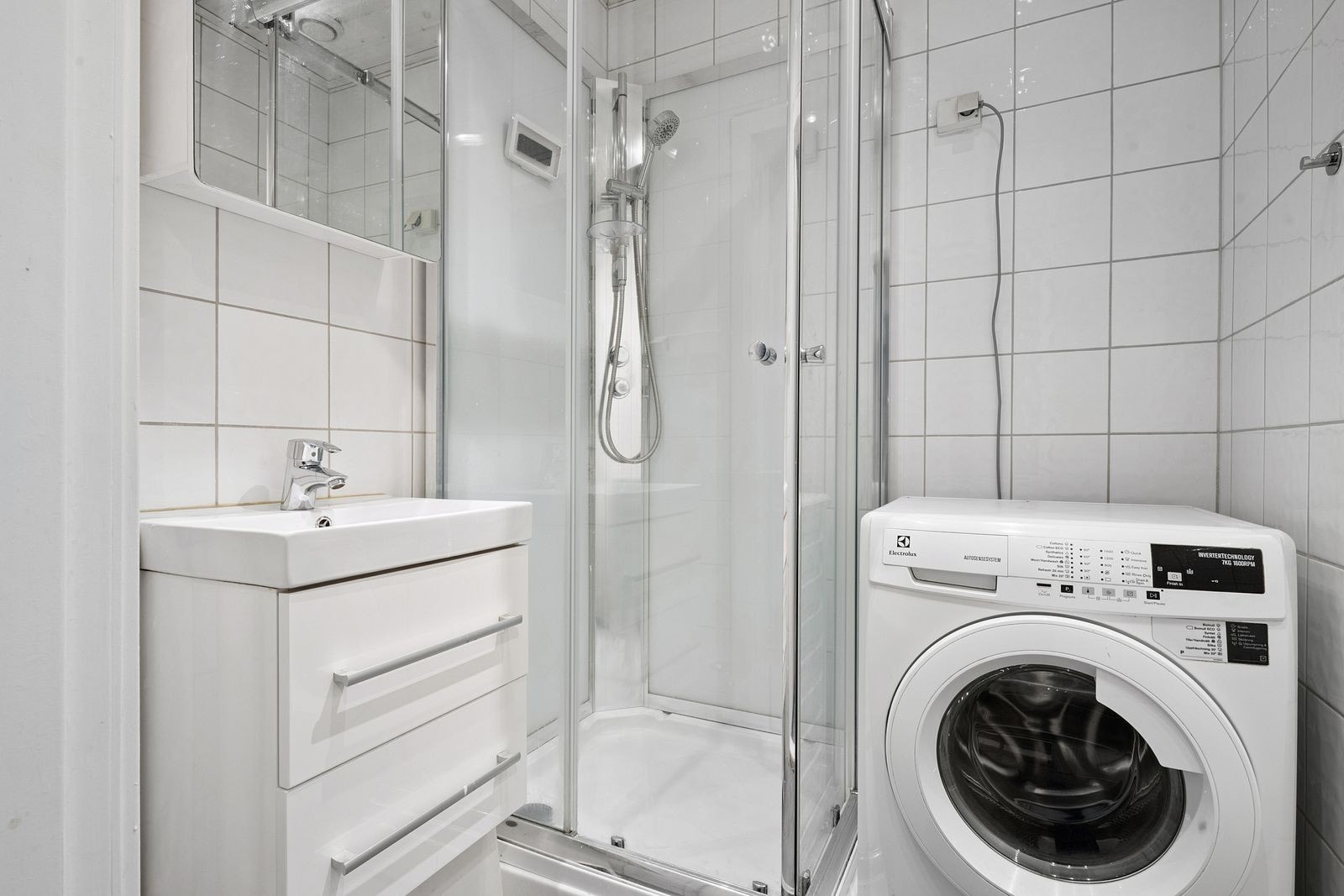 Lyst og flislagt bad. Vaskemaskin følger med. Galleribilde