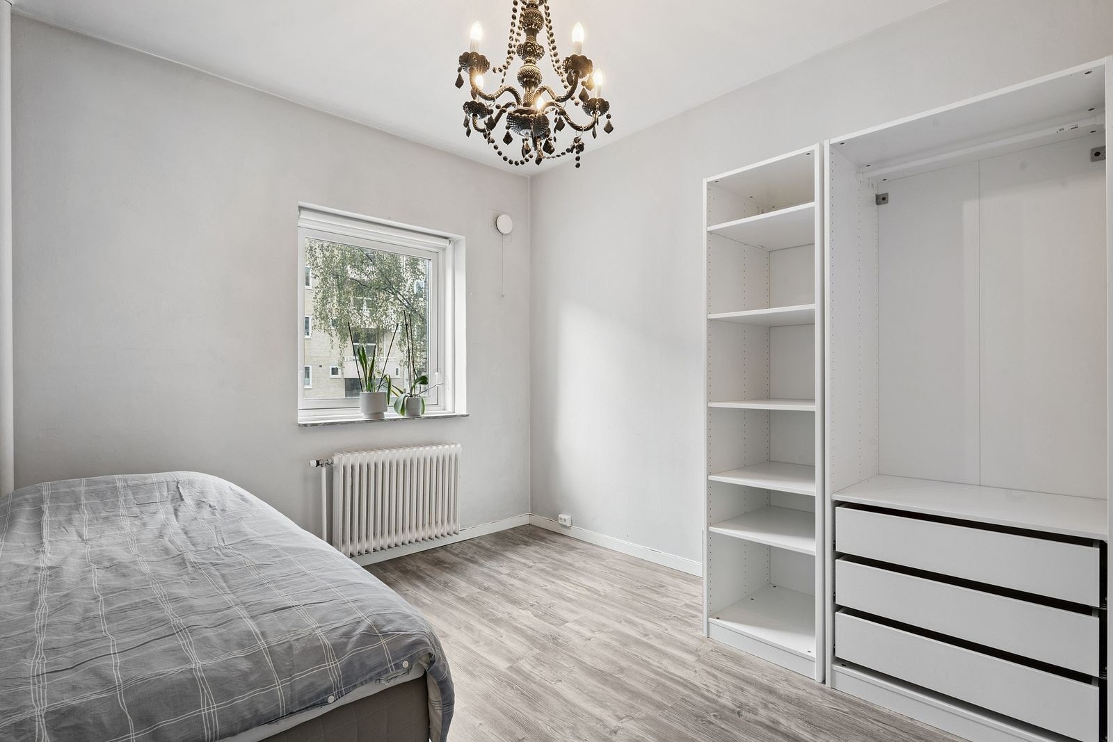 Soverom 2. Lyst og romslig soverom med plass til dobbeltseng. Garderobeskap følger med. Galleribilde