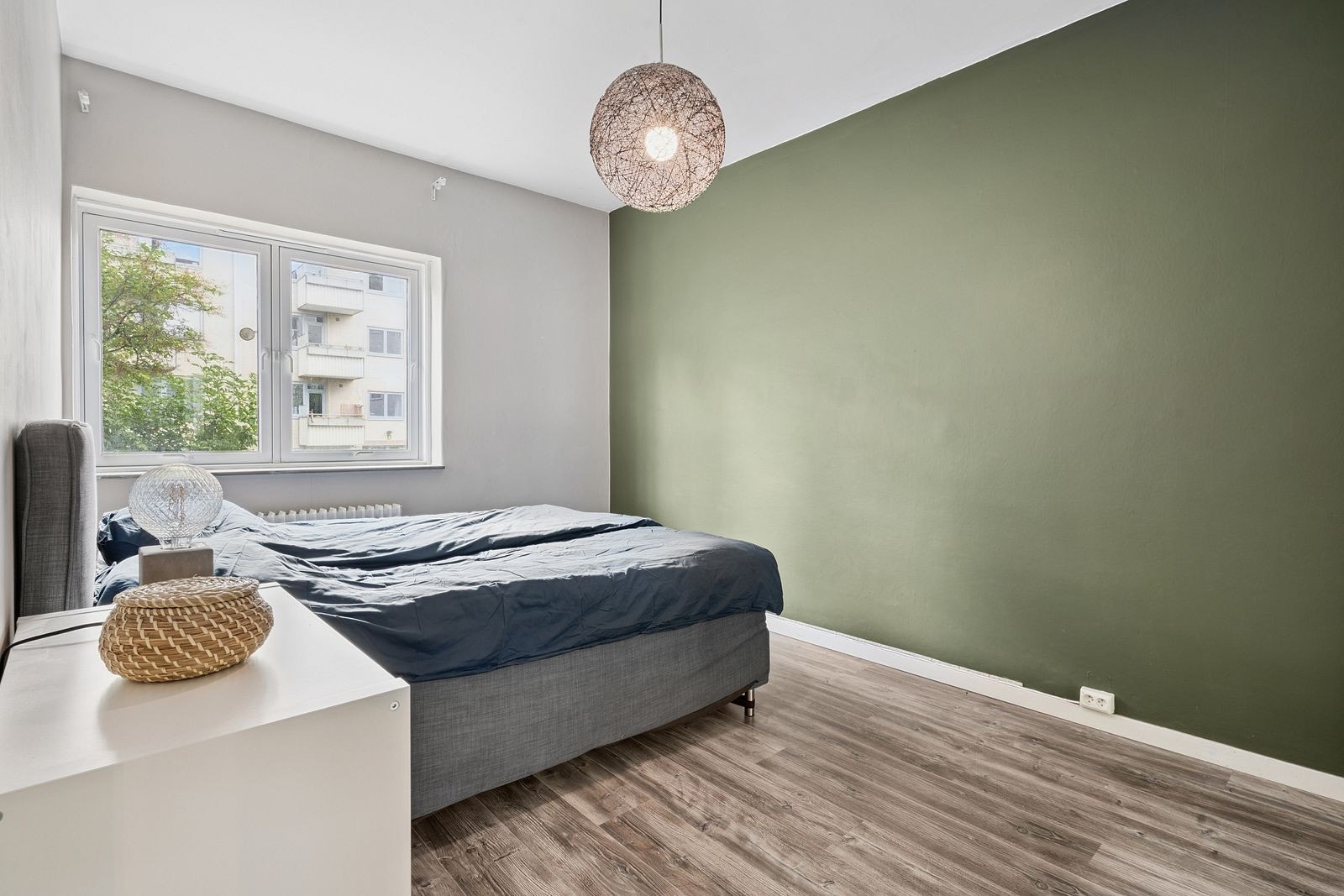 Soverom 1. Romslig soverom med god plass til dobbeltseng. Galleribilde