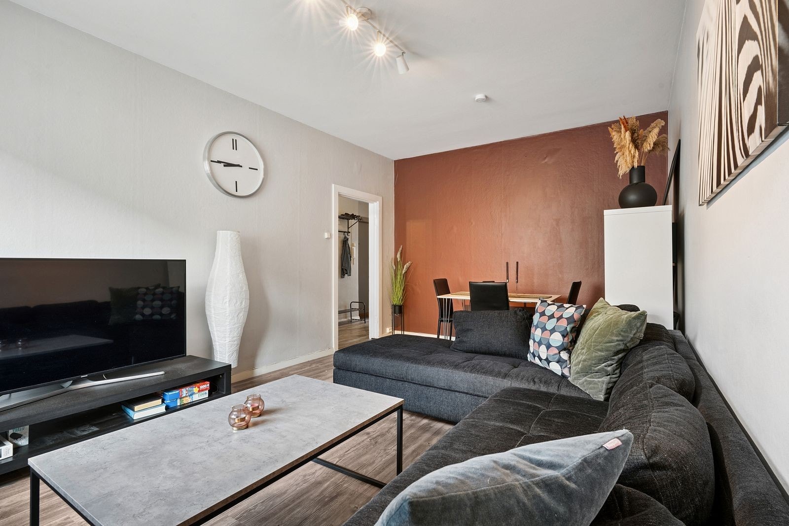 Romslig stue med plass til sittegruppe og spisebord. Galleribilde