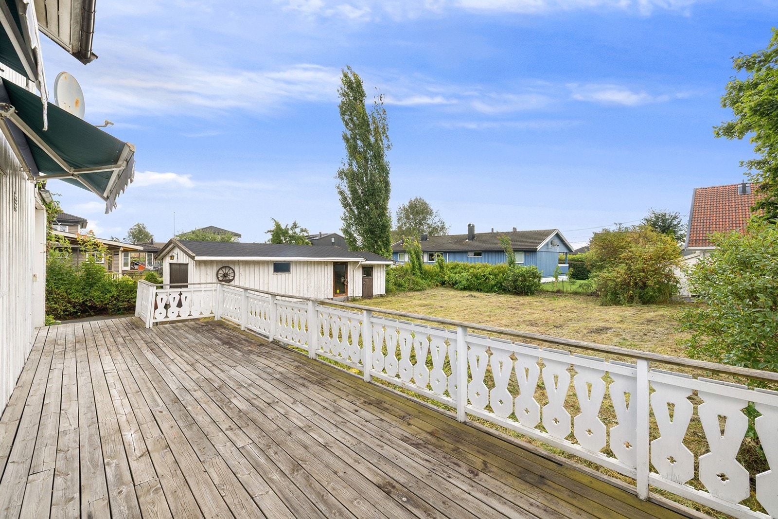 Boligen har en stor terrasse på 30 kvm med adkomst til hagen. Galleribilde