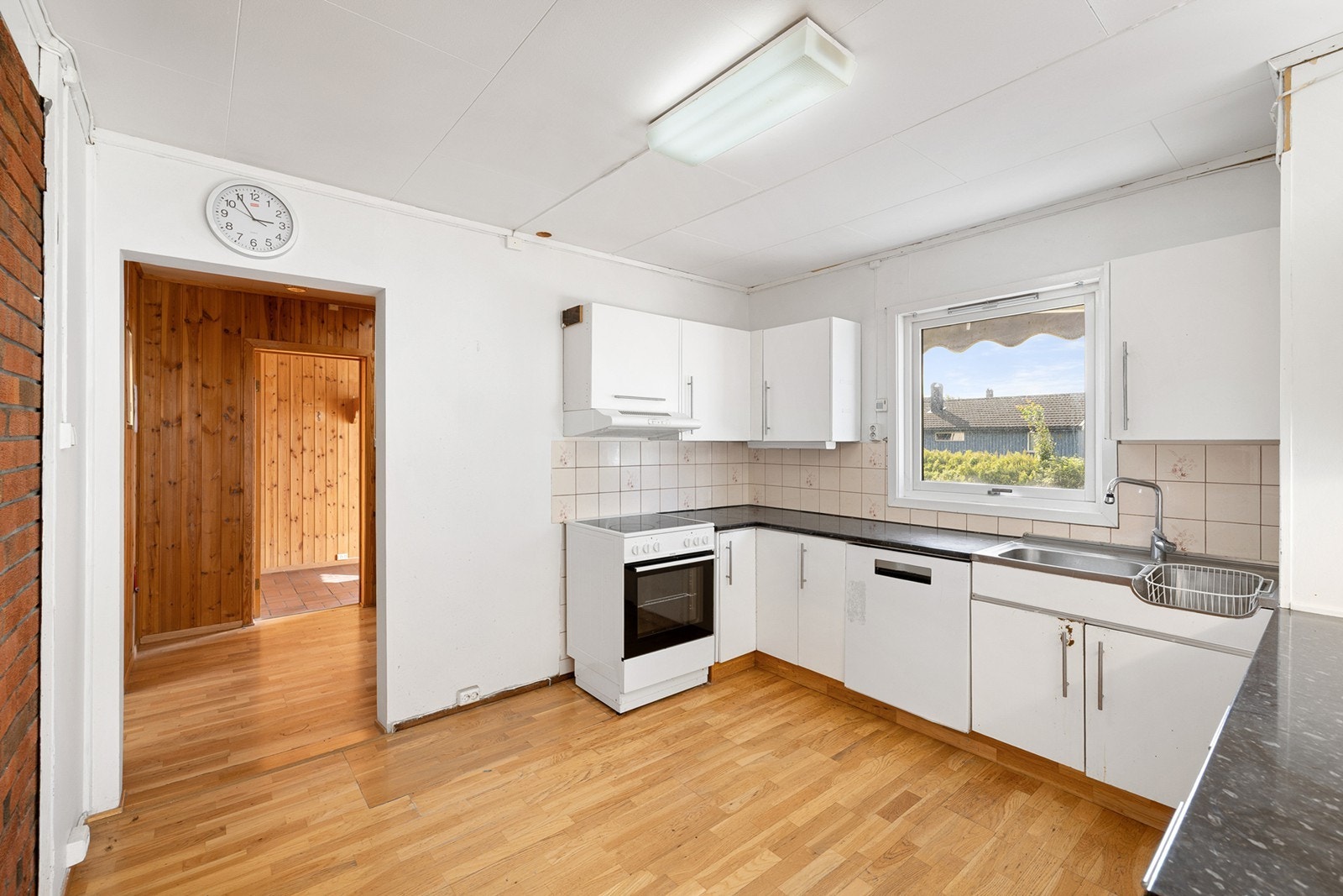 Det er opplegg for oppvaskmaskin, komfyr og det er tilkoblet en ventilator over kokeplass. Galleribilde