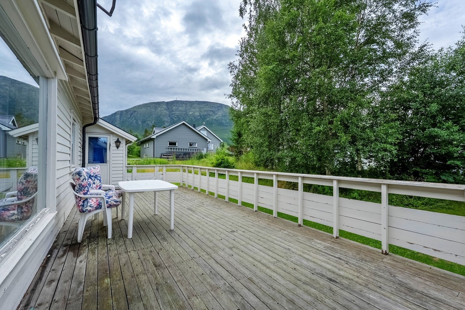 Terrassen har adkomst både fra stua og ett av soverommene Galleribilde