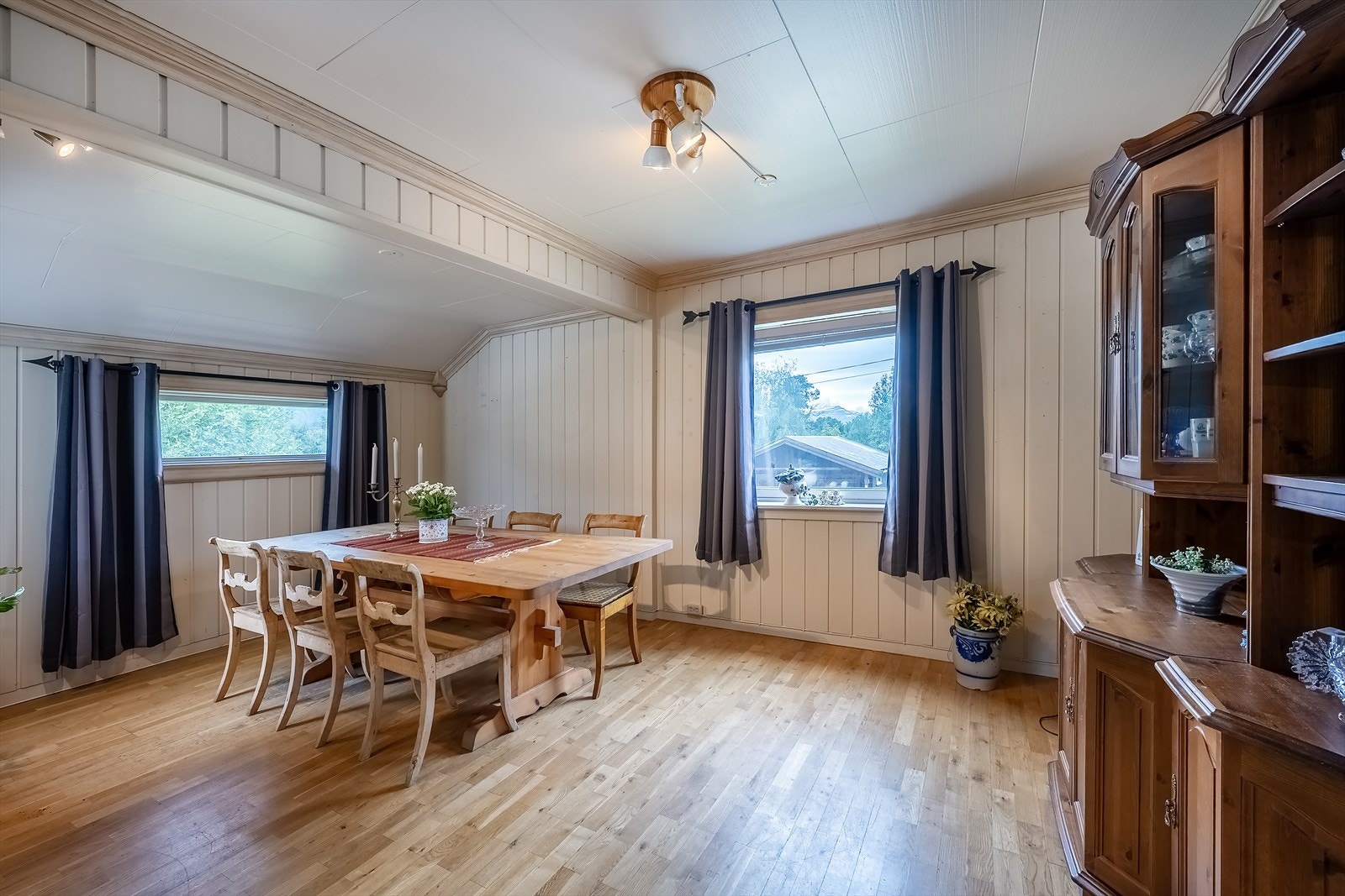 Stue med god plass for spisestuemøblement Galleribilde