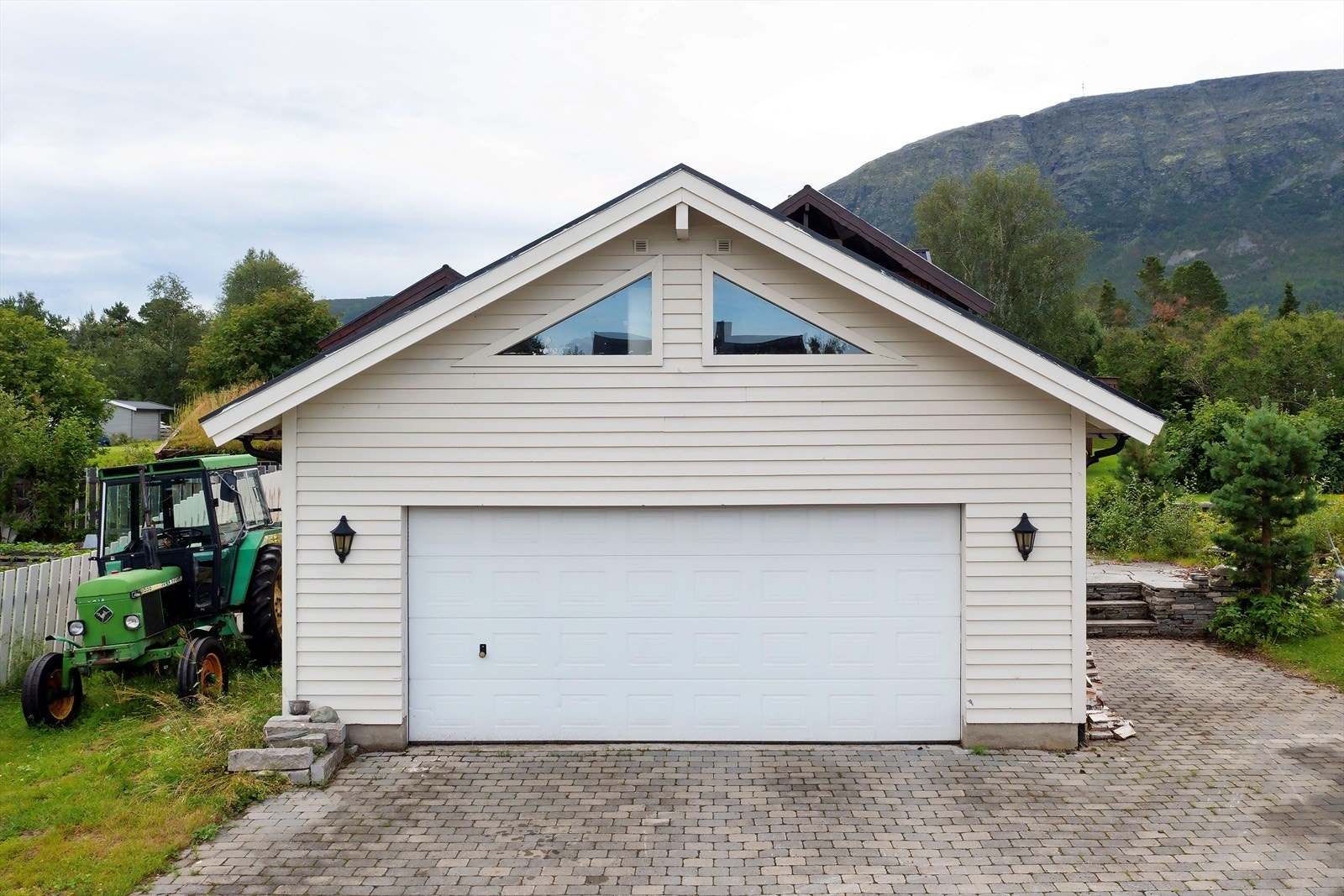 Dobbel garasje med loft oppført i 2002 Galleribilde