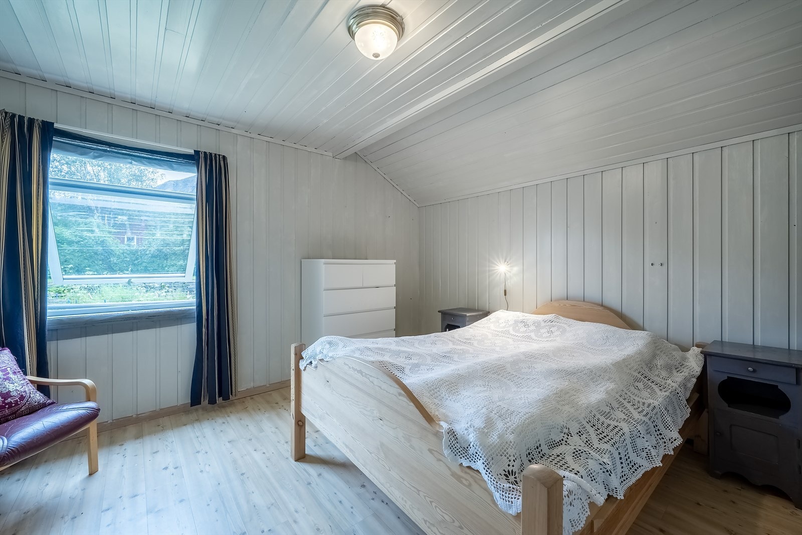 Hovedsoverom på 14 m² med innbygget garderobeskap og utgang ttil terrasse Galleribilde