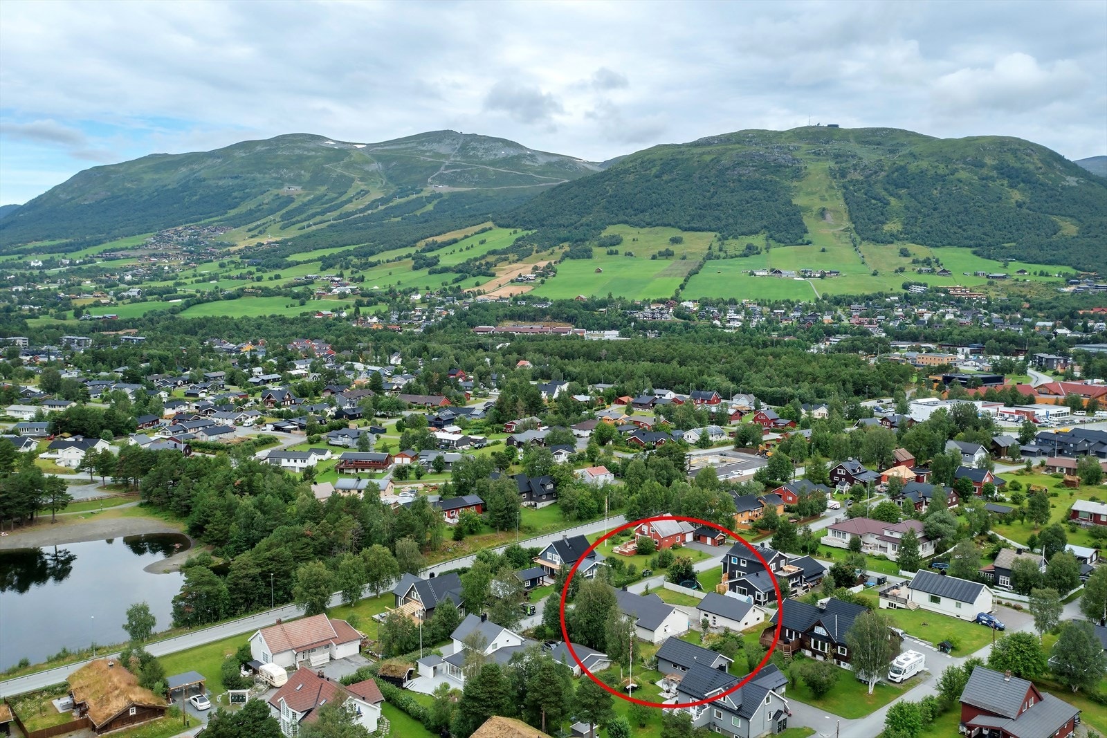 Herfra er det kort vei til sentrumskjernen med skoler i alle trinn, servicefunksjoner samt et rikt handels- og kulturtilbud Galleribilde