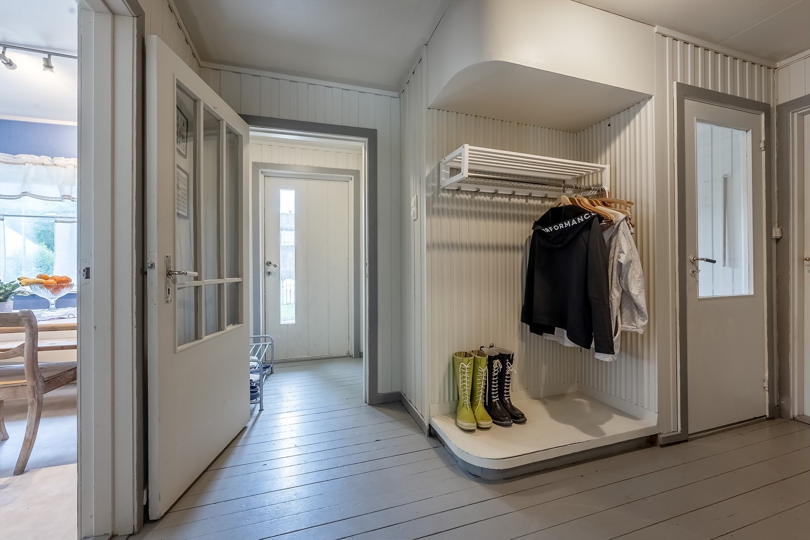 Entré med garderobenisje og adkomst til kjøkken, stue, bad, soveromsfløy og kjellernedgang Galleribilde