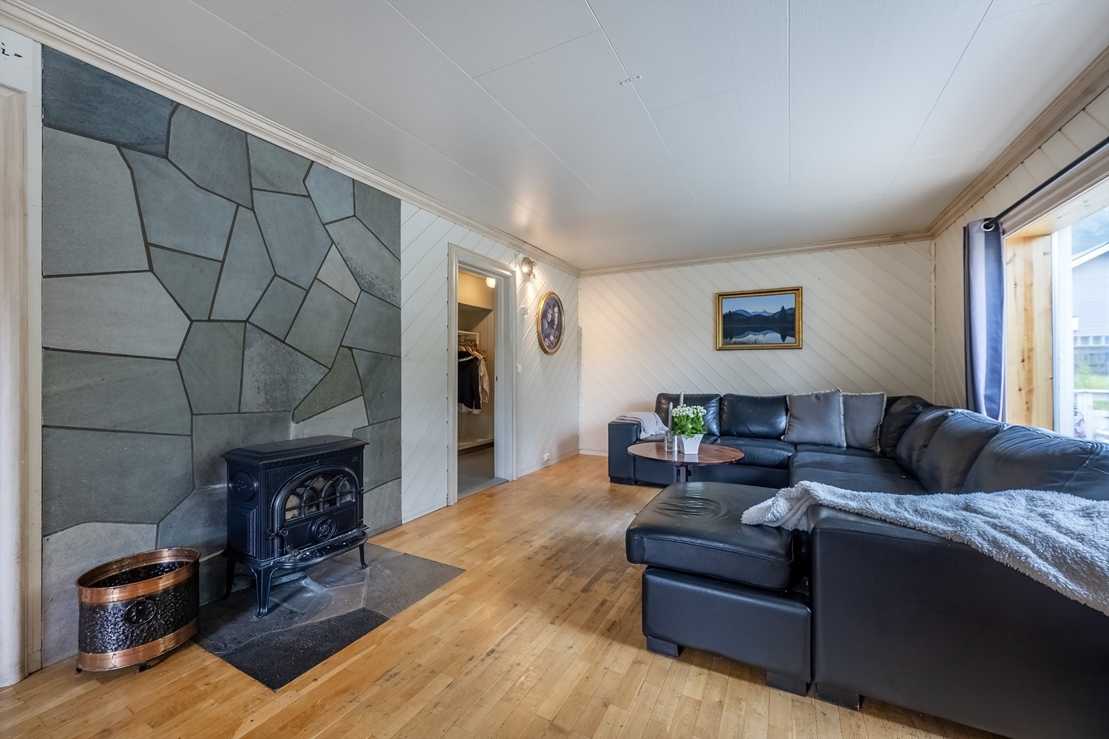 Stue med peisovn og god plass for sofagruppe Galleribilde