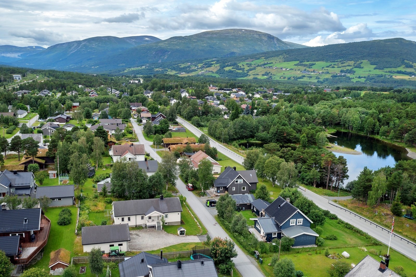 Eiendommen ligger i et veletablert, rolig og barnevennlig boområde nært gode friarealer og badeplass sør i sentrum Galleribilde