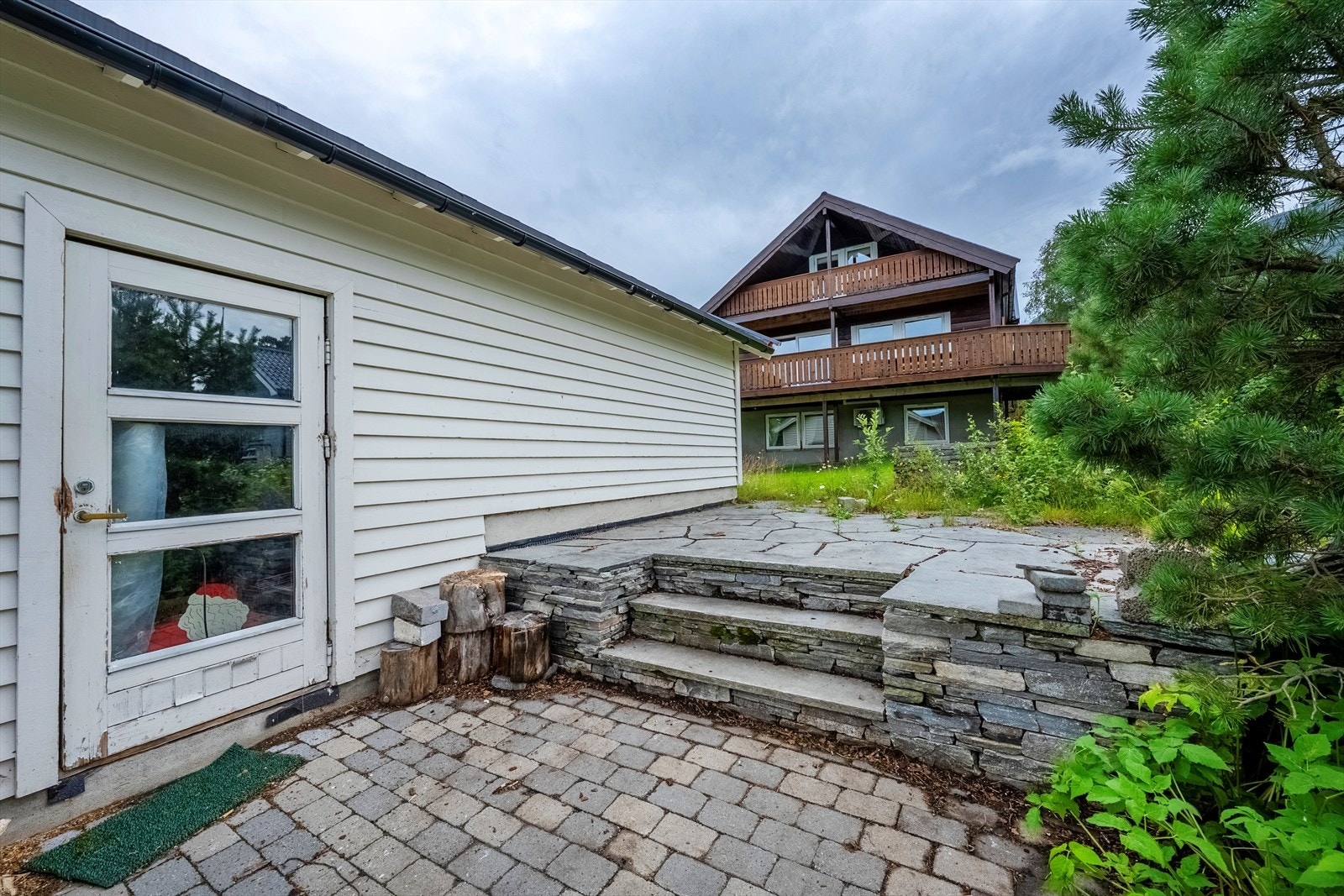 Markterrasse med skiferheller ved garasjen Galleribilde