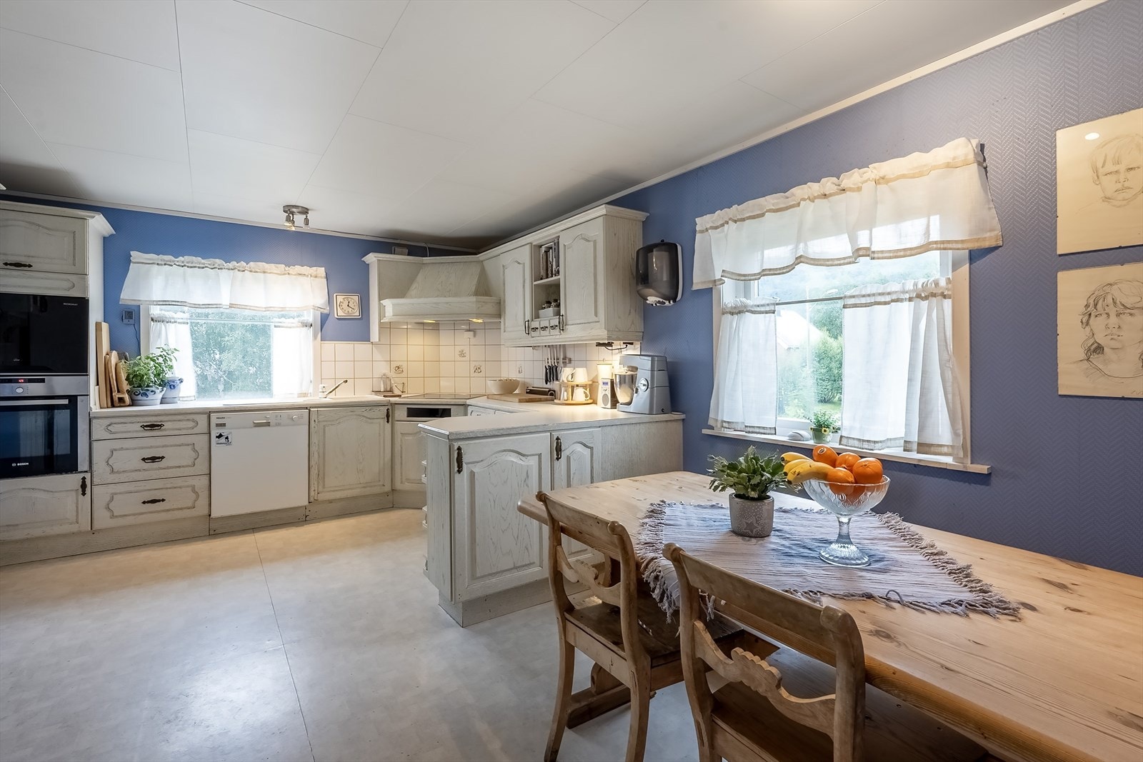 Kjøkken på hele 17 m² med god plass for kjøkkenbord Galleribilde