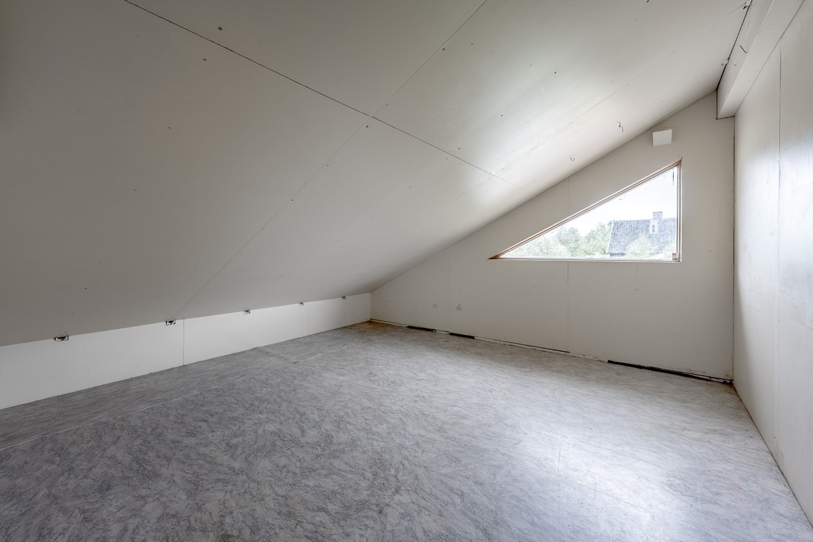 Loftet er delt i tre rom, hvorav to er innvendig platekledd Galleribilde