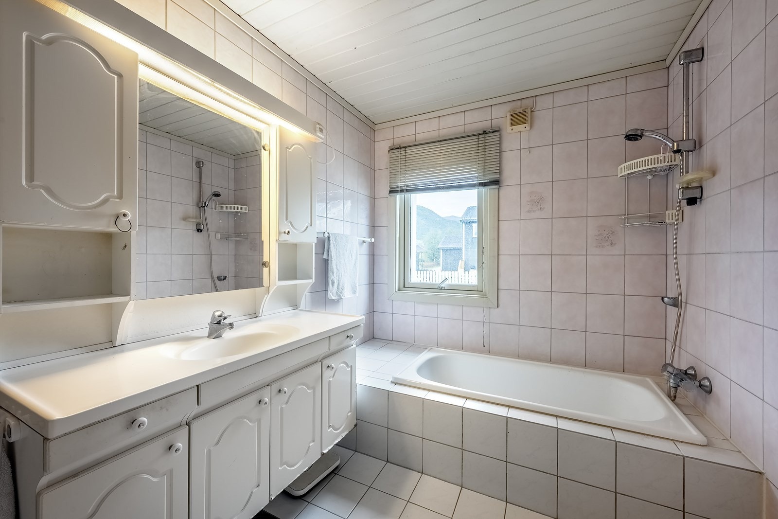 Helfliset bad med gulvvarme, innbygget badekar og wc Galleribilde