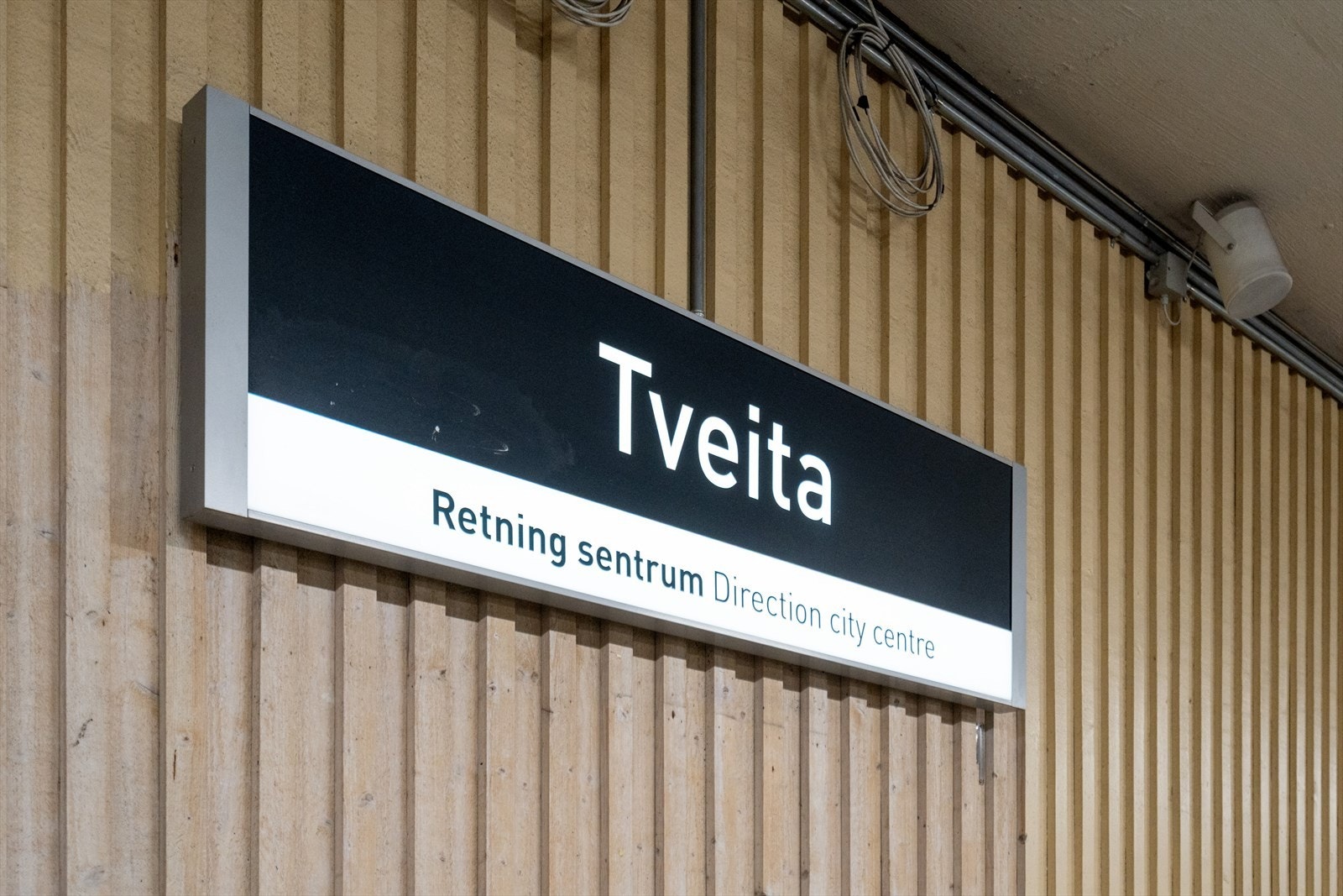Gode kollektivforbindelser med både T-bane og buss i nærområdet fra Tveita og Hellerud. T-banen tar deg til Oslo sentrum på kun ca. 12 minutter. Galleribilde