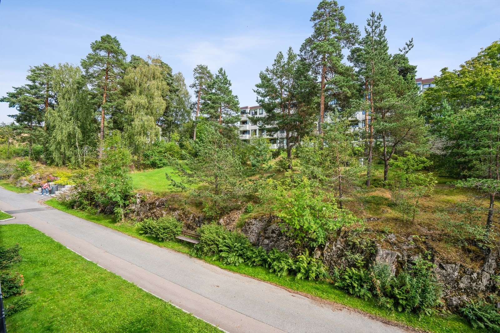 Utsikt fra soveromsvinduene. Lohøgda er et velholdt borettslag med fine og frodige utearealer. Galleribilde