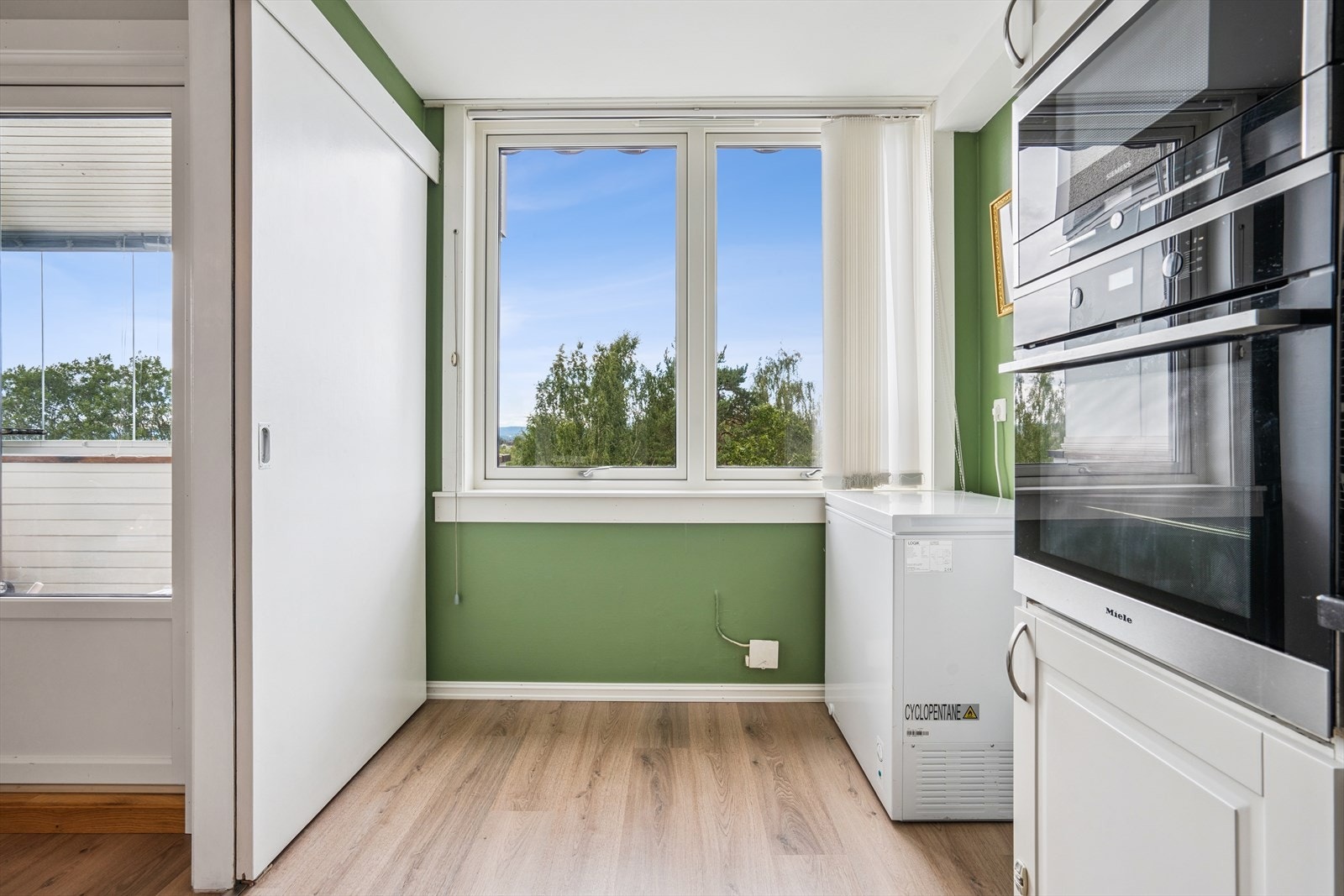 Leiligheten disponerer en bod på ca. 2,7 m² i felles bodanlegg i kjelleren. Galleribilde