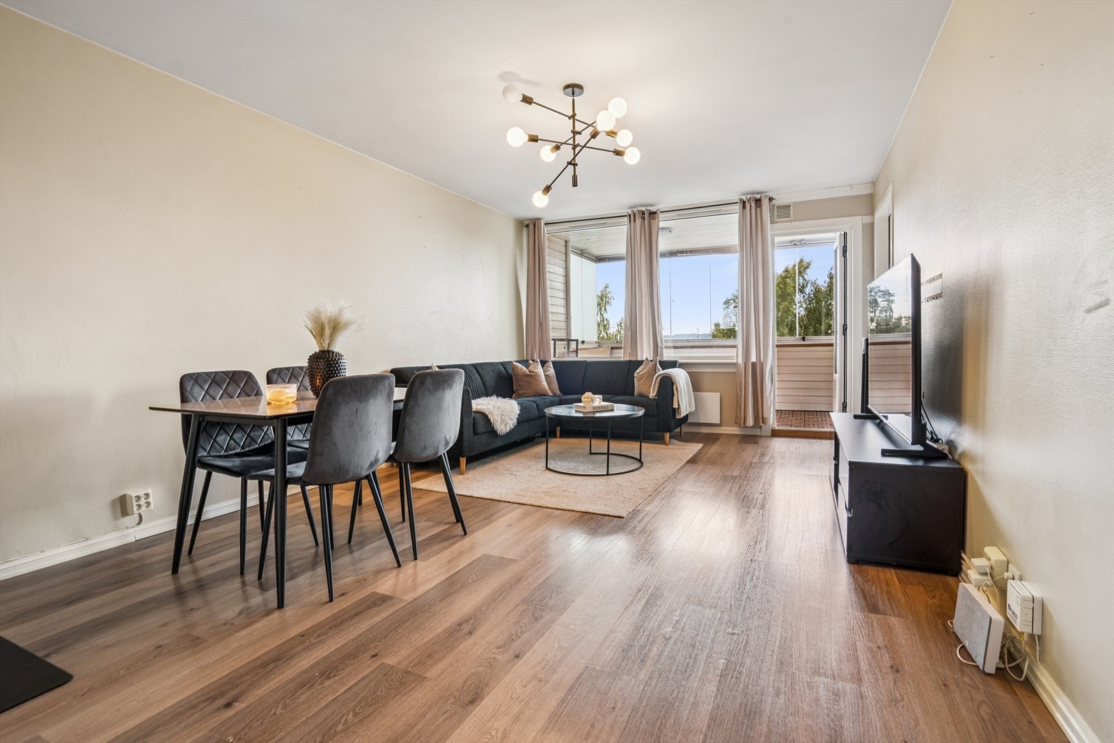 Stor, romslig stue med god plass til både sofa- og spisegruppe. Galleribilde