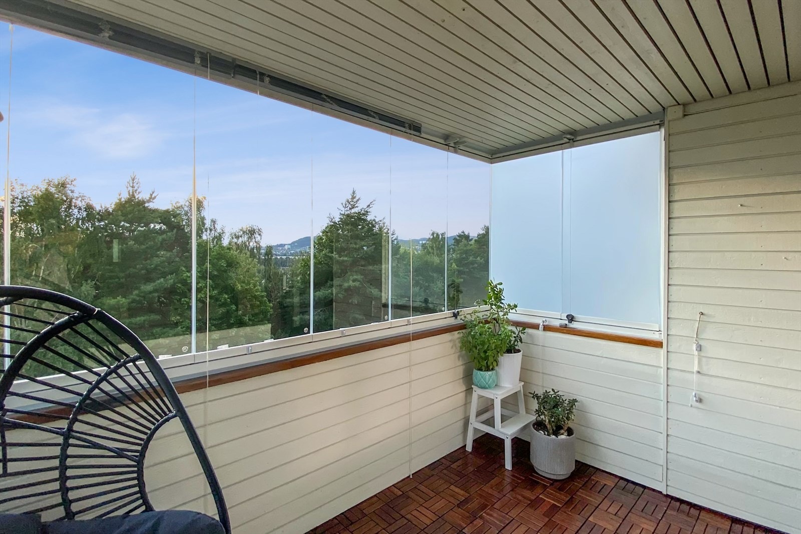Vestvendt, innglasset balkong på ca. 7,8 m² med adkomst fra stue. Galleribilde