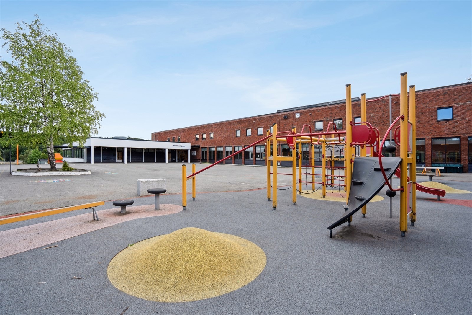Tveita skole - beliggende kun ca. 6 minutter gangavstand unna boligen. Det er også flere barnehager i nærområdet, blant annet Sørhellinga-, Vassenga FUS-, Løhøgda- og Smalvollskogen barnehage. Galleribilde