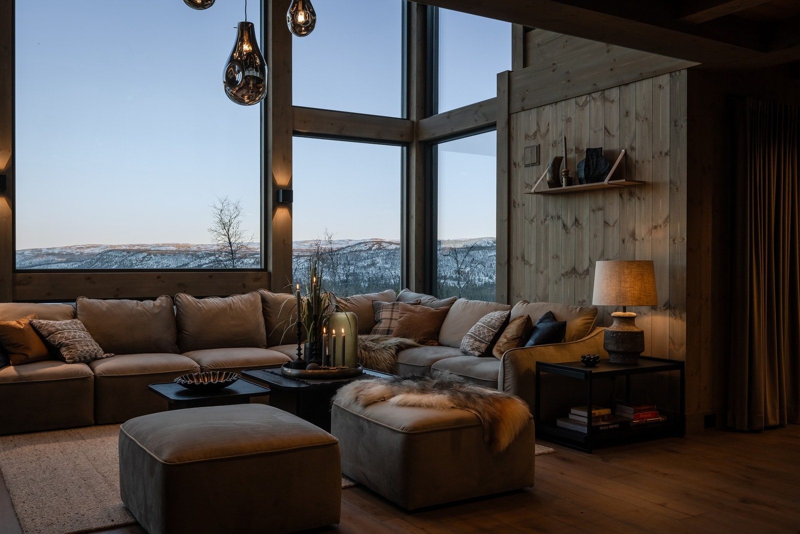 Her bygges en rålekker stav/laft hytte med magisk utsikt. (Bilde fra lignende hytte i samme område, avvik kan forekomme) Galleribilde