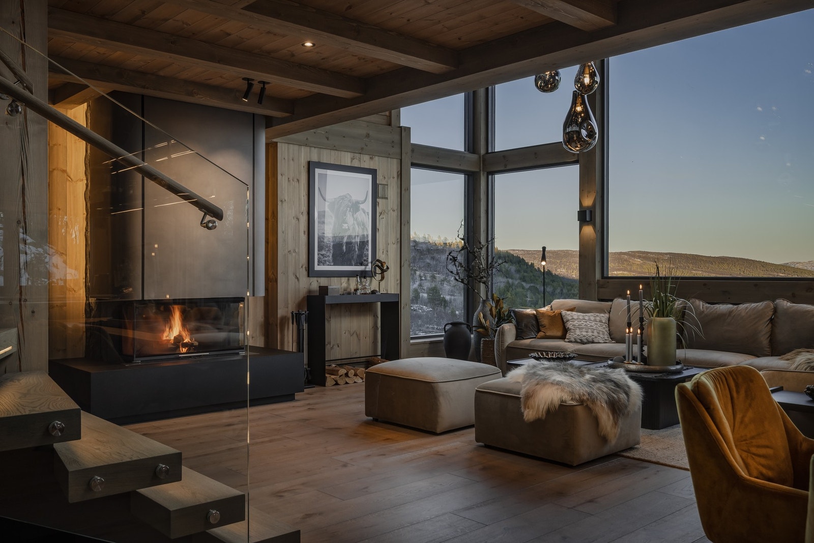 Hytten har store vindusflater som slipper naturen inn og gir en magisk utsikt Galleribilde