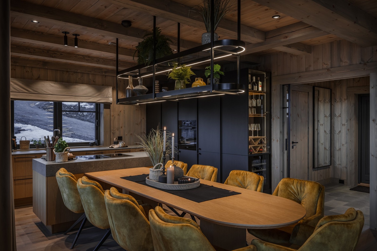 Innbydende kjøkken- og stueløsning (Bilde fra lignende hytte i samme område, avvik kan forekomme) Galleribilde