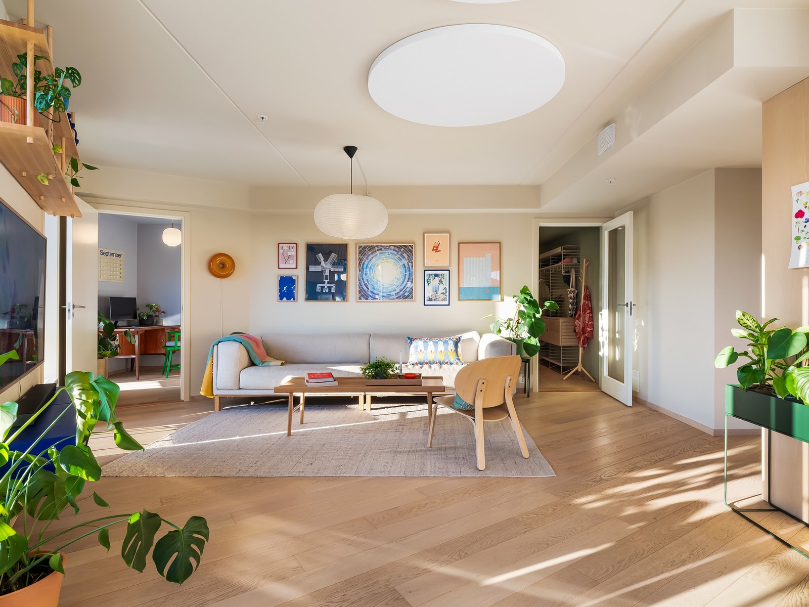 Boligen er malt i moderne fargevalg og har lekker 1-stavsparkett på gulv. Galleribilde