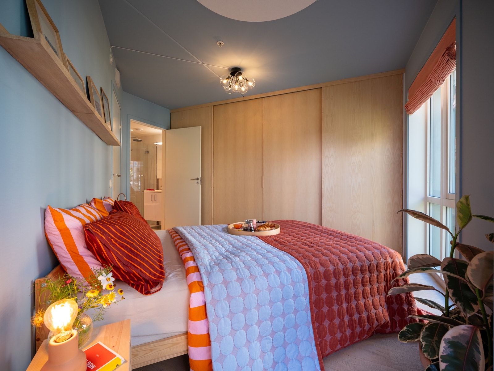 Plassbygget skyvedørsgarderobe gir godt med oppbevaringsplass. Galleribilde