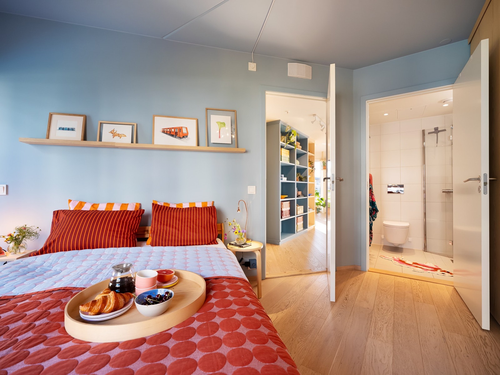 Soverommet er tilknyttet eget fullverdig baderom og gir med det en "en suite"-løsning. Galleribilde
