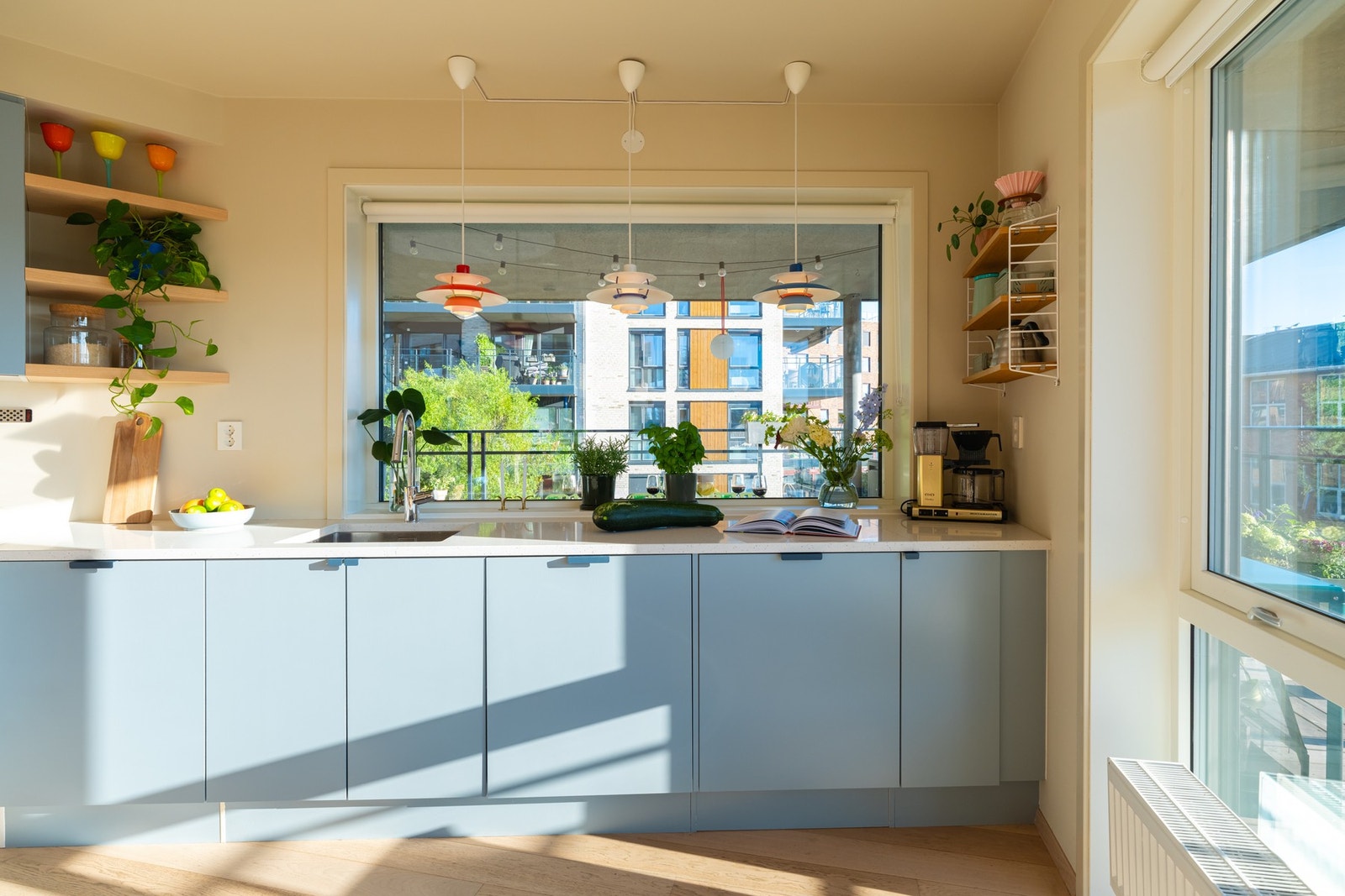 Kjøkkeninnredningen er fra HTH og har lakkerte fronter, samt en corian benkeplate med underlimt oppvaskkum. Galleribilde