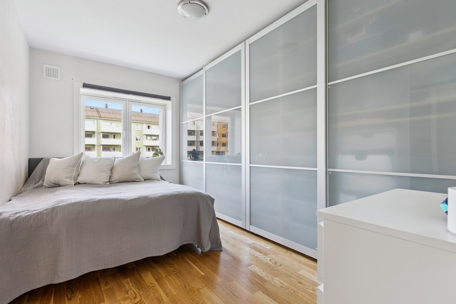 Boligens hovedsoverom er innredet med en praktisk skyvedørsgarderobe, med plass til alt man trenger. Galleribilde