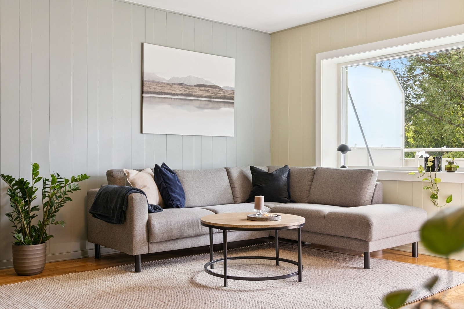 Borettslaget har gjennomgått en massiv rehabilitering som ble ferdigstilt høsten 2024, hvor bla. vinduer, dører og fasade ble skiftet ut. Les mer om dette i salgsoppgaven. Galleribilde