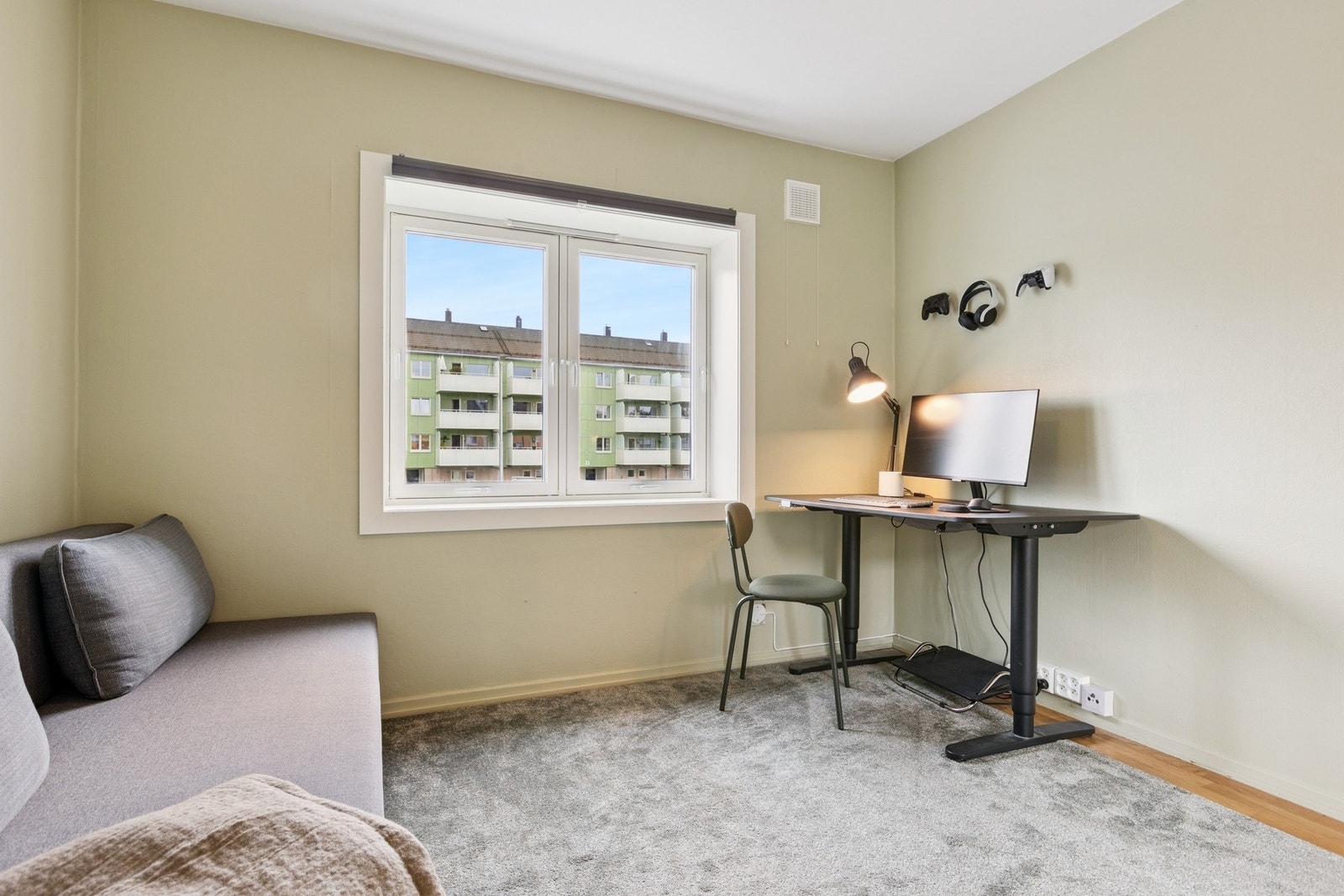 I dag er det minste soverommet benyttet som hjemmekontor og gjesterom, men er også perfekt som barnerom. Galleribilde