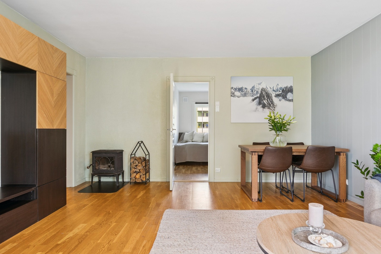 Det er en hyggelig peis som er klar for fyring på de ekstra kalde vinterkveldene. Galleribilde