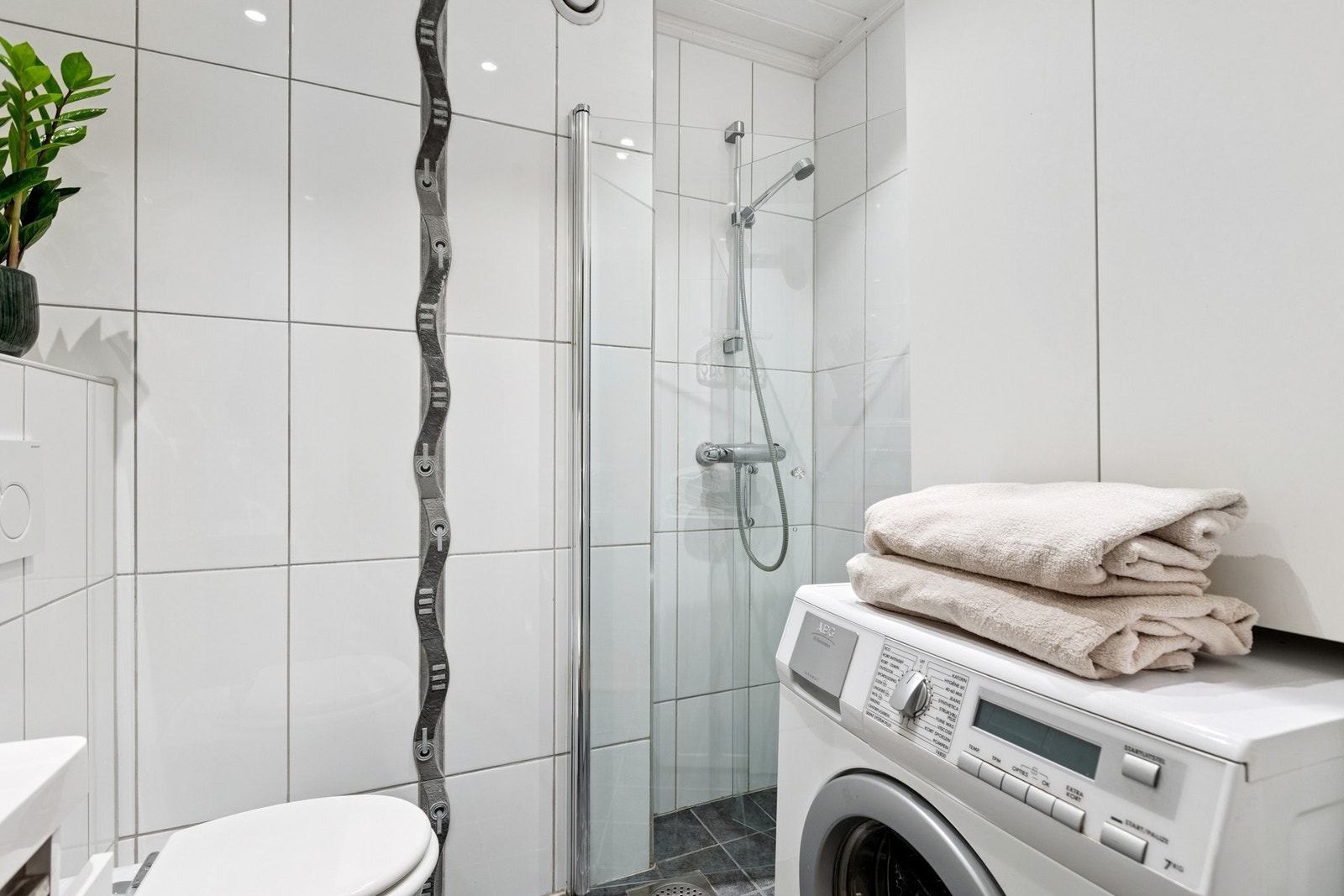 Badet har et tidløst preg ved seg, med plass til vaskemaskin. Galleribilde