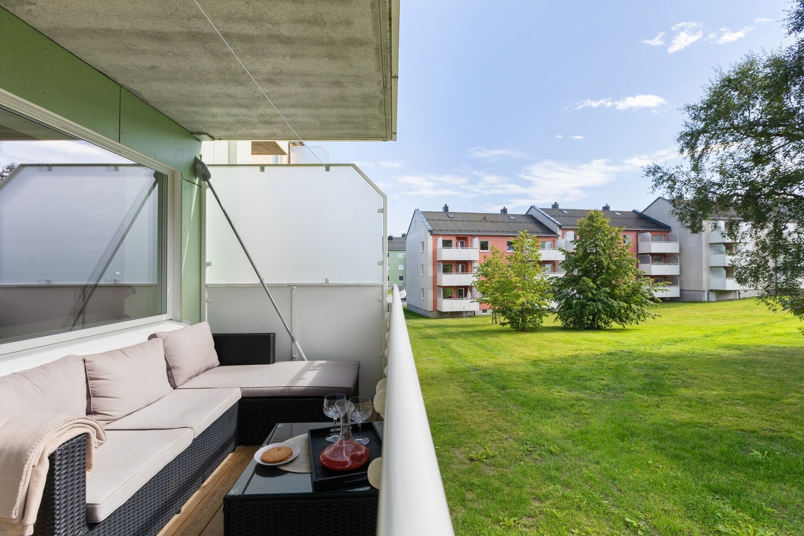 Balkongen har tilnærmet ingen innsyn, og har en flott utsikt over borettslaget grøntareal. Galleribilde